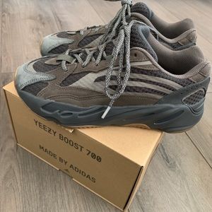 Adidas Yeezy Boost 700 V2 'Geode' - Size 6